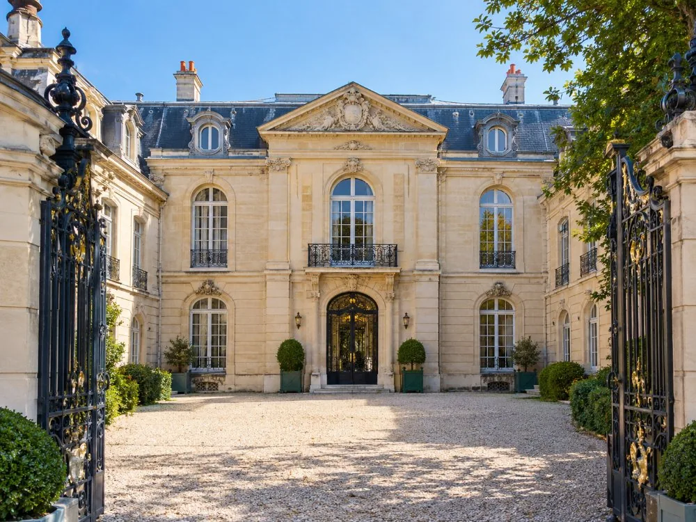 Façade sur cour du 158 boulevard Haussmann, vue depuis le portail